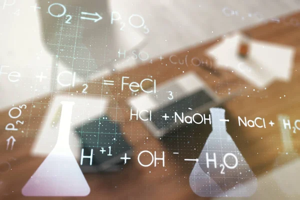 Holograma de química creativa y escritorio moderno con computadora en el fondo, concepto de investigación farmacéutica. Multiexposición — Foto de Stock