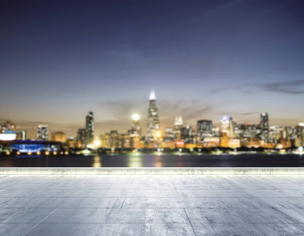 Güzel, bulanık bir Chicago şehrinin arka planındaki boş beton iskele. Geceleri gökyüzü, maket. — Stok fotoğraf