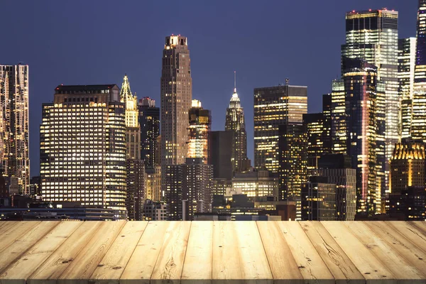 Mesa de madera muere con hermoso paisaje urbano de Manhattan en el crepúsculo en el fondo, maqueta — Foto de Stock