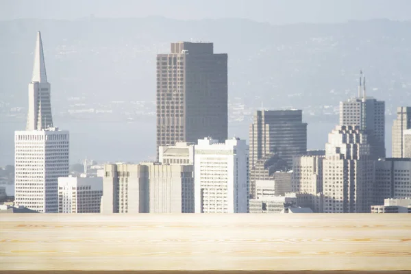 Pusty drewniany blat z pięknymi wieżowcami San Francisco w dzień na tle, makieta — Zdjęcie stockowe