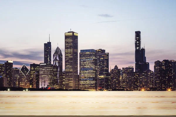 Mesa vacía hecha de troqueles de madera con vista a la ciudad de Chicago al atardecer sobre fondo, plantilla —  Fotos de Stock