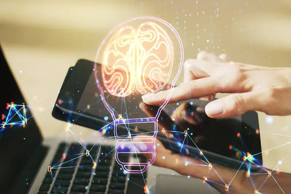 人間の脳と創造的な電球のホログラムの二重暴露と背景にデジタルタブレット上の指のクリックで、アイデアとブレインストーミングの概念 — ストック写真
