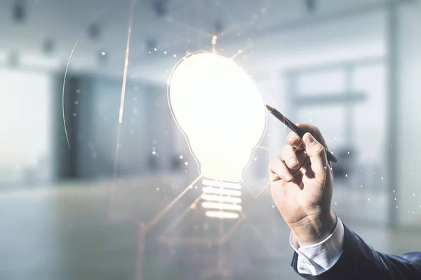 Mão masculina com caneta desenha ilustração lâmpada virtual abstrata no fundo do escritório desfocado, conceito de tecnologia futuro. Multiexposição — Fotografia de Stock