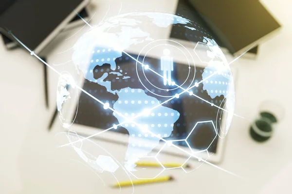 Social Network Media Konzept mit Weltkarte und modernem digitalem Tablet auf Desktop im Hintergrund, Draufsicht. Doppelbelastung — Stockfoto