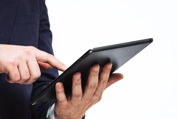 Homem pressiona na tela de um tablet digital, de perto. Conceito de tecnologia online — Fotografia de Stock