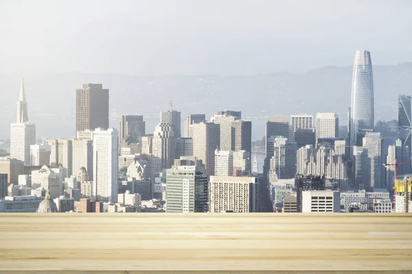 Pusty drewniany blat stołowy z piękną panoramą San Francisco w dzień na tle, makieta — Zdjęcie stockowe