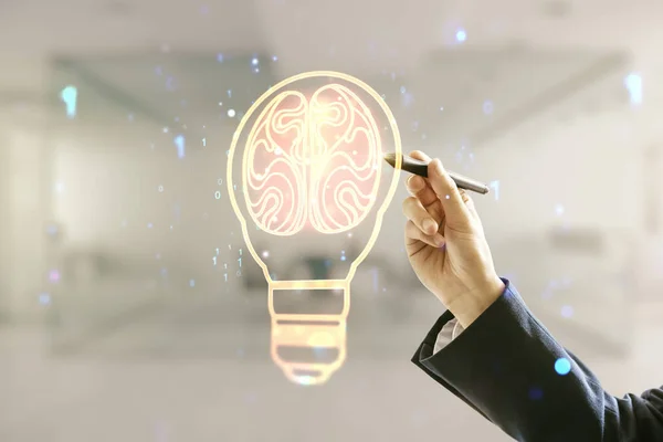 ペンを持つ人の手は、ぼやけたオフィスの背景に人間の脳と抽象的な仮想電球イラスト、将来の技術の概念を描きます。多重露光 — ストック写真
