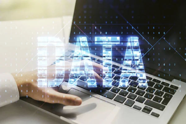 Creative Data parola ologramma e le mani digitando sulla tastiera del computer su sfondo, big data e blockchain concetto. Multiesposizione — Foto Stock