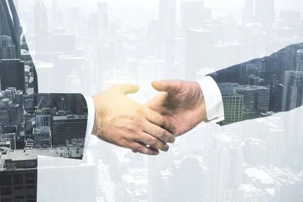 Mehrfachbelichtung des Handschlags zweier Geschäftsleute auf Wolkenkratzern der Stadt Hintergrund, Zusammenarbeit und Teamwork-Konzept — Stockfoto
