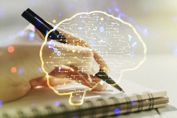 人間の脳ホログラムと女性の手を背景にノートブックに書くと創造的な人工知能の概念。多重露光 — ストック写真
