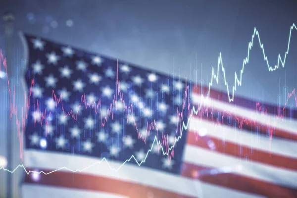 Ologramma astratto grafico finanziario virtuale su bandiera degli Stati Uniti e sfondo del cielo tramonto, forex e concetto di investimento. Multiesposizione — Foto Stock