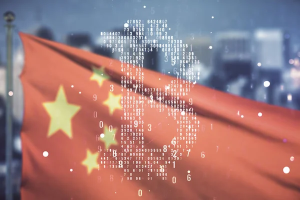 Виртуальная голограмма Bitcoin на флаге Китая и размытом фоне городского пейзажа. Мультиэкспозиция — стоковое фото