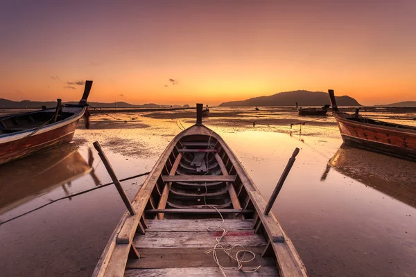 Barco de cola larga tailandés tradicional en la playa del amanecer en Phuket — Foto de Stock