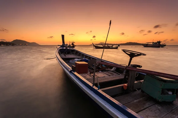Traditionella thailändska longtail båt på sunrise beach i Phuket — Stockfoto
