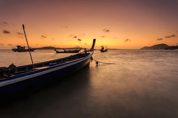 Traditionele Thaise longtail boot bij zonsopgang strand in Phuket — Stockfoto