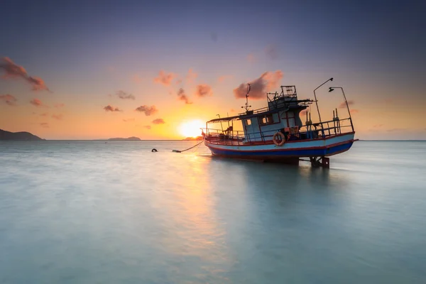 Halászati hajó stand-sunrise Beach, Phuket — Stock Fotó