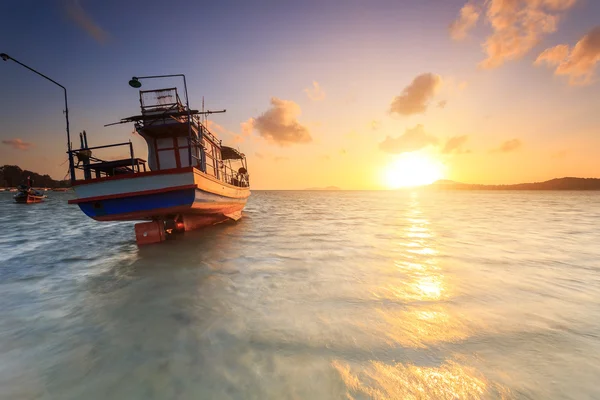 Visserij boot stand op sunrise strand in Phuket — Stockfoto