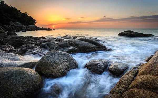 Mooie zonsondergang bij het Karon strand in Phuket — Stockfoto