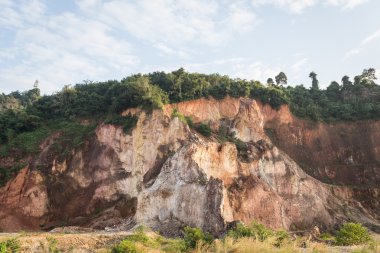 Kazılan sonra dağ gösteren toprak katmanı
