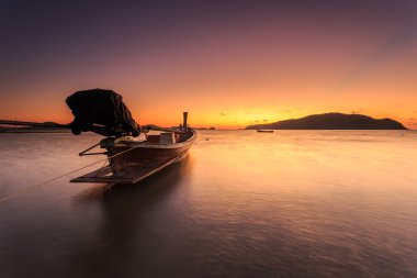 Geleneksel Tay longtail tekne sunrise Beach Phuket