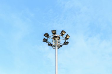 Mavi gökyüzü yolda kulesinde spot ışık 