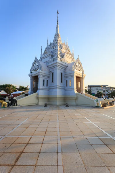 SURAT THANI, TAILANDIA - 2 DE ENERO: El Pilar de la Ciudad Santuario de Su —  Fotos de Stock