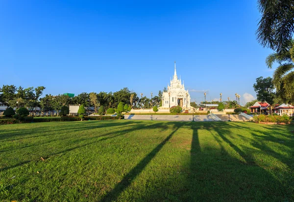 Santuario del Pilar de la Ciudad de la provincia de Surat Thani, al sur de Tailandia —  Fotos de Stock