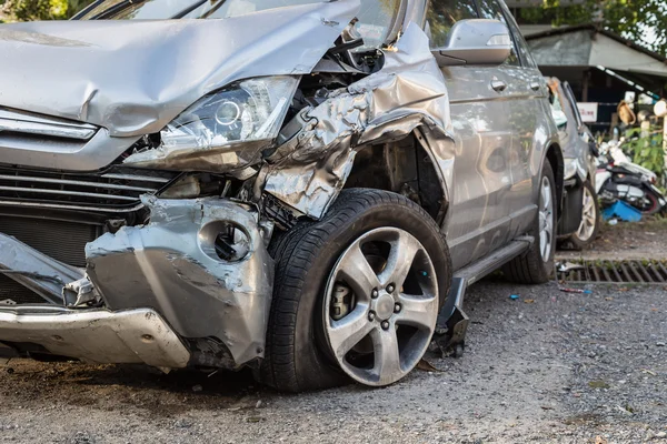 Corpo do carro ficar danificado por acidente — Fotografia de Stock