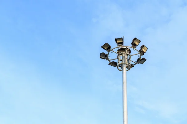 Tour de projecteur sur la route sur ciel bleu — Photo