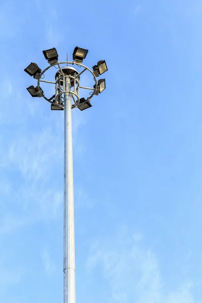 Bodové světlo tower na silnici na modré obloze — Stock fotografie