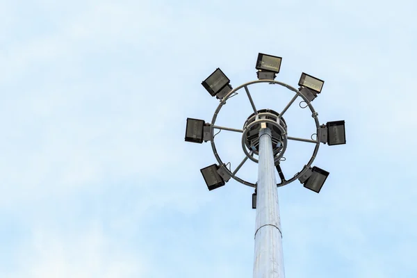 Bodové světlo tower na silnici na modré obloze — Stock fotografie