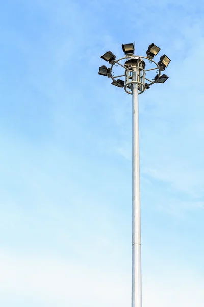 푸른 하늘에도 스포트 라이트 타워 — 스톡 사진
