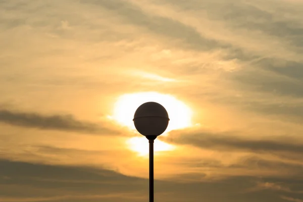 Σιλουέτα του λαμπτήρα πόλος σε ήλιο και ουρανό — Φωτογραφία Αρχείου