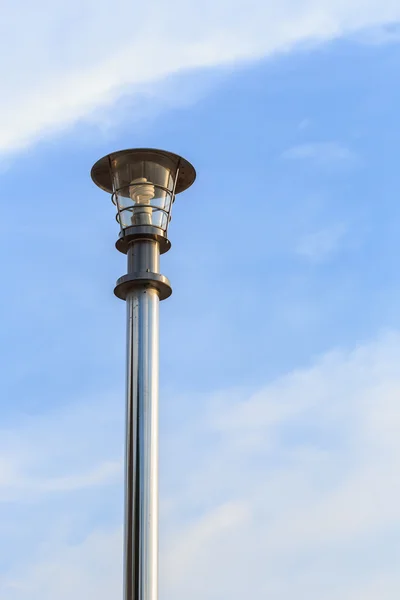 Lampe poteau en acier inoxydable sur la route sur ciel bleu — Photo