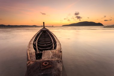 Geleneksel Tay longtail tekne sunrise Beach Phuket