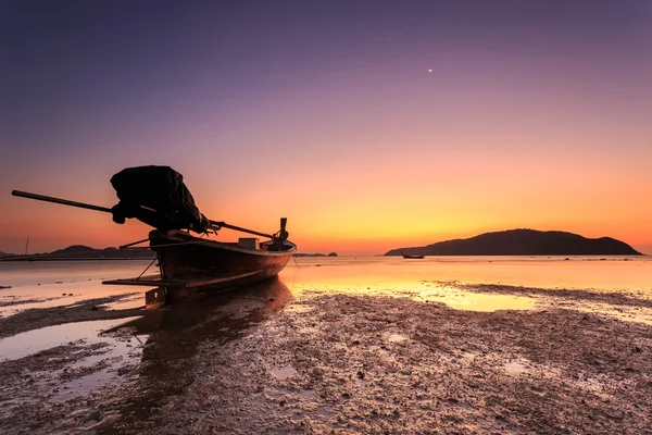 Hagyományos Thai longtail hajóval a sunrise beach, Phuket — Stock Fotó