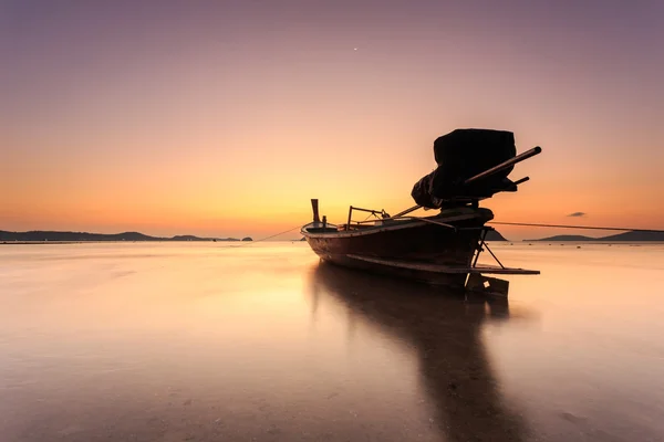 Barco de cola larga tailandés tradicional en la playa del amanecer en Phuket — Foto de Stock