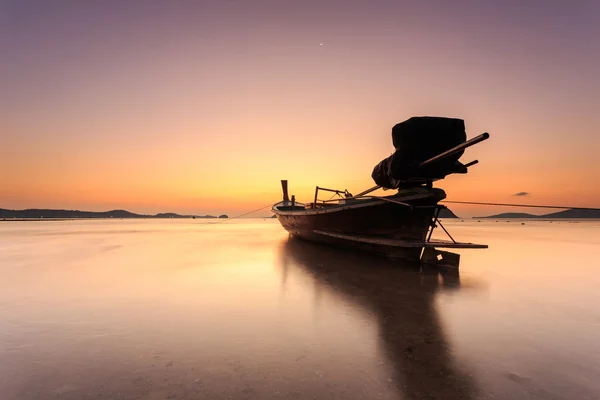 Hagyományos Thai longtail hajóval a sunrise beach, Phuket — Stock Fotó