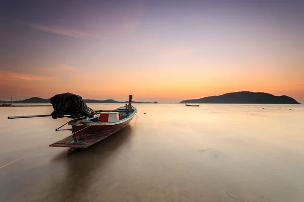 Tradycyjny tajski longtail łodzi na wschód słońca plaży w Phuket — Zdjęcie stockowe