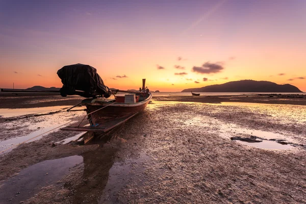 Hagyományos Thai longtail hajóval a sunrise beach, Phuket — Stock Fotó