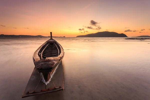 Bateau thaïlandais traditionnel à queue longue à la plage du lever du soleil à Phuket — Photo