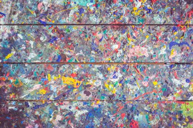 Renkli boya yüzeyde nokta ile ahşap masa