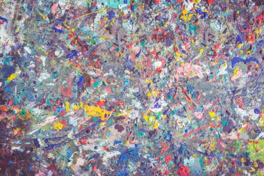 Renkli boya yüzeyde nokta ile ahşap masa