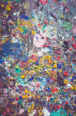 Renkli boya yüzeyde nokta ile ahşap masa