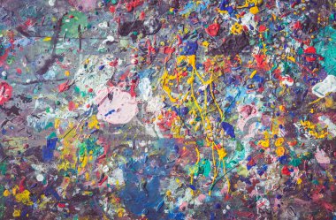 Renkli boya yüzeyde nokta ile ahşap masa