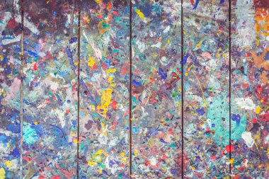 Renkli boya yüzeyde nokta ile ahşap masa