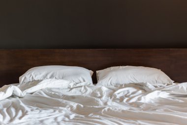 Beyaz yatak çarşaf ve yastık, dağınık yatak konsepti