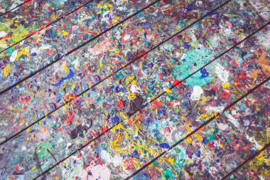 Renkli boya yüzeyde nokta ile ahşap masa