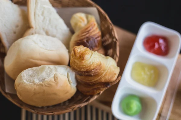 Вид сверху на разный хлеб с вареньем на столе — стоковое фото