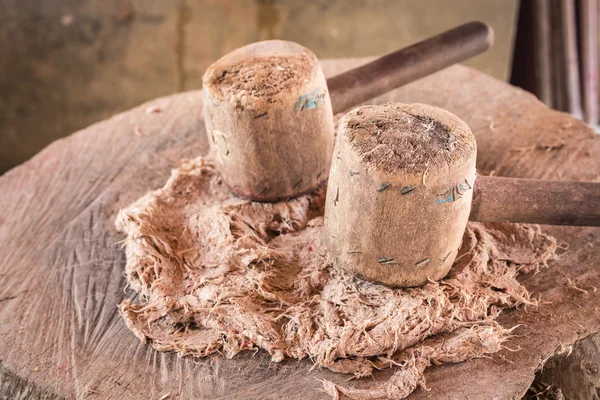 Due grandi martello di legno e carta gelso su tronco di legno — Foto Stock